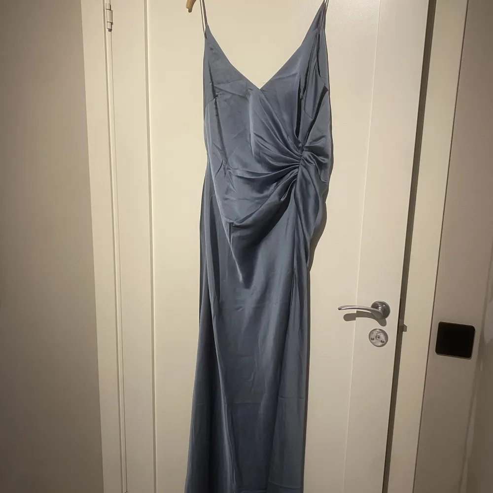 En jättefin kläning från asos i storlek 42 men passar M/L. Är aldrig använd och har lapp kvar!! Jättefin färg och passform!! Utgångspris 1569kr!🫶💓. Klänningar.