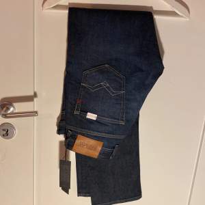 Hejsan, jag fick precis hem dessa Replay Grover Blackblue jeans men tyvärr var dem lite för långa för mig. Dom är i storlek W30L32 och är provade 1 gång.  Nypris ligger på 1500kr  Mitt pris: 999 kr   Hör av dig vid intresse Mvh Lucas