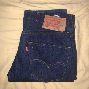 Levis  - Säljer mina 501 för jag har inget att matcha det och de är helt oanvända. kvitto finns