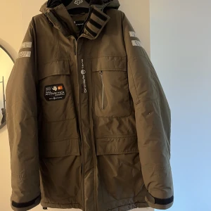 Sail racing vinter jacka - Militär grön Sail racing vinter jacka i använt skick. Storlek L