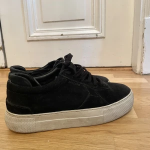 Arigato platform sneakes - Platform Sneakers från Axel Arigato i mocka. Skorna är använda men är i fint skick! Nypris: 2500