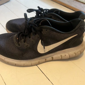 Nike skor  - Träningsskor från Nike Fina och sköna Bra kvalite  Strl 39 Nypris 1200kr