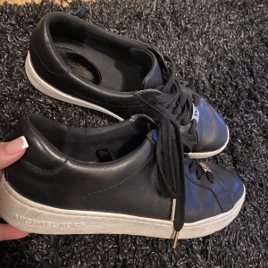Michael kors skor  - Michael kors skor i storlek 40, använda vid endast 3 tillfällen men kommer inte till någon mer användning.  Finns inga fel, går enkelt att göra rent om det skulle vara något 🫶🏻