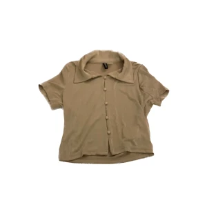 Tunn topp - En super fin tunn topp perfekt som tröja under hösten.Köpt för 100kr. Aldrig använd. Frakt ingår ej🪵🍂🍁