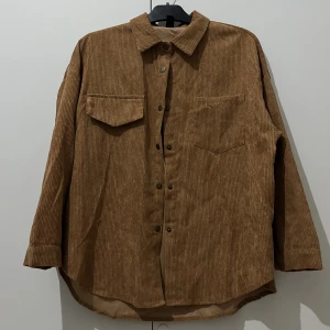 Kjorta - Väldigt vackra kjortor den bruna kan man ha som en tunn jacka 