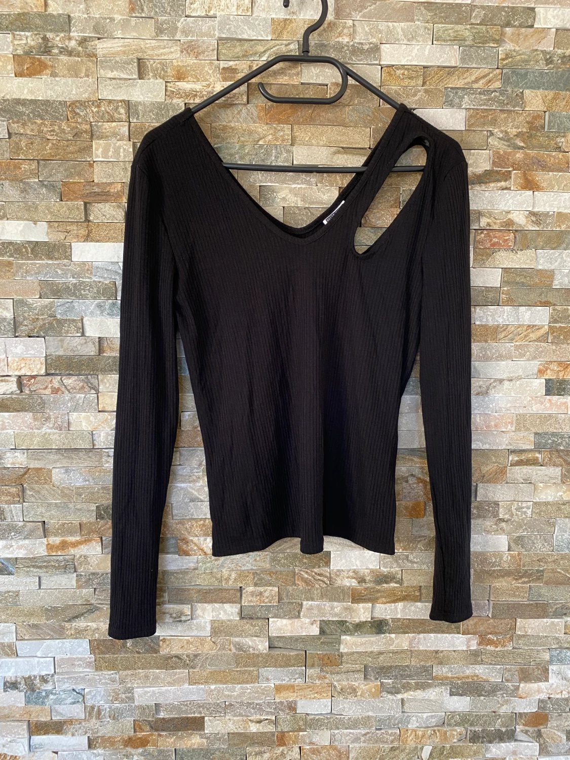 Långärmad topp med cut out detalj 