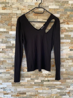 Långärmad topp med cut out detalj  - Använd några gånger men är fortfarande i väldigt fint skick. 