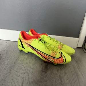 Ett par riktigt najs Nike Mercurial fotbollsskor i bra skick som inte kommer till användning. Nypris 1100 kr🫡😋