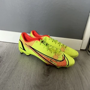 Nike fotbollsskor  - Ett par riktigt najs Nike Mercurial fotbollsskor i bra skick som inte kommer till användning. Nypris 1100 kr🫡😋