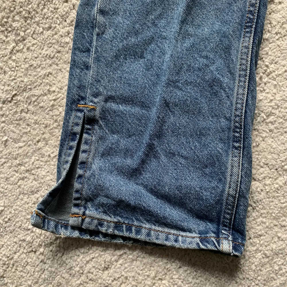 Pull and bear mörkblåa jeans stl38. Sitter som en smäck runt rumpan och raka i formen. Passar tjejer över 170cm. Jeans & Byxor.