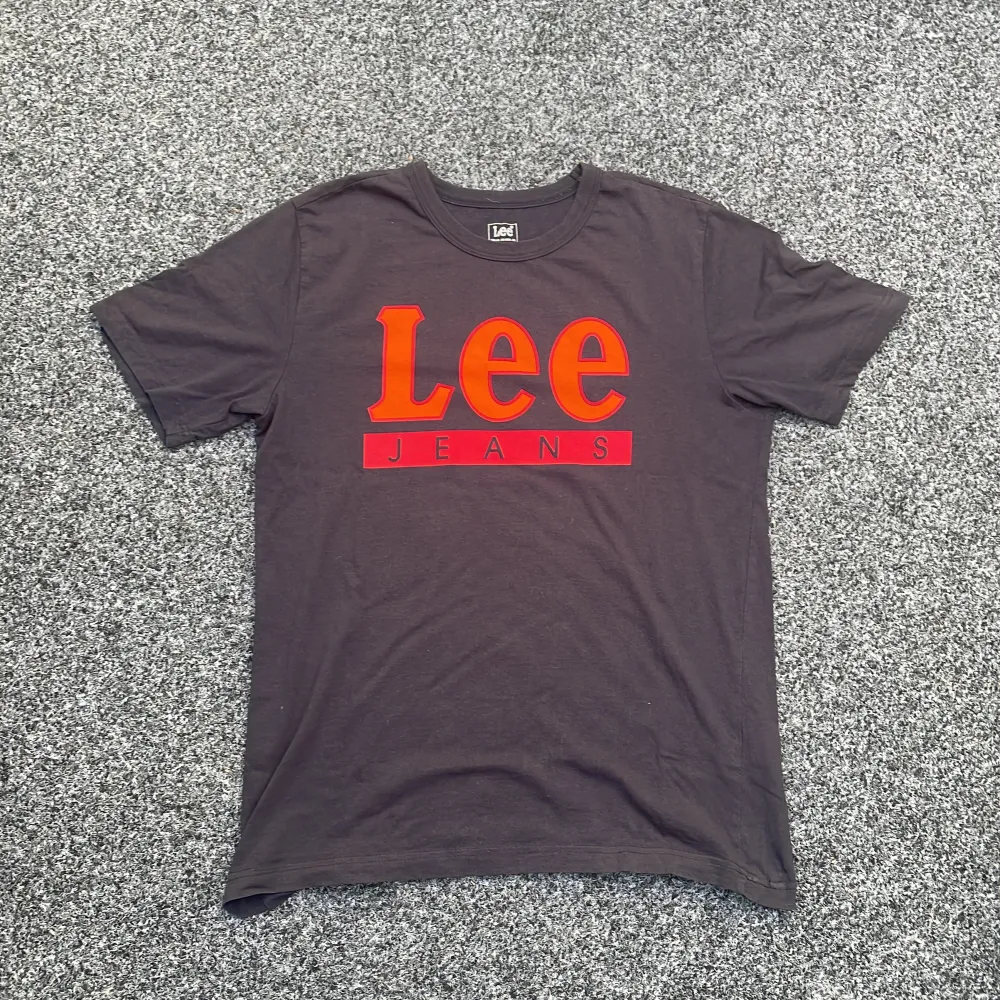 Snygg Lee t-shirt som är köpt på carling ca 2 år sedan. Pris 99 kr, storlek: S, skriv till mig för mer info 👍. T-shirts.