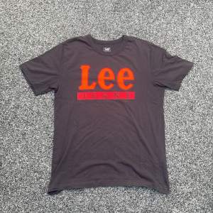 Snygg Lee t-shirt som är köpt på carling ca 2 år sedan. Pris 99 kr, storlek: S, skriv till mig för mer info 👍