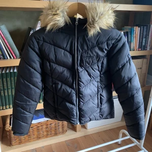 SVEA jacka  - En svart jacka från märket SVEA som knappt är använd. Väldigt skön vinterjacka