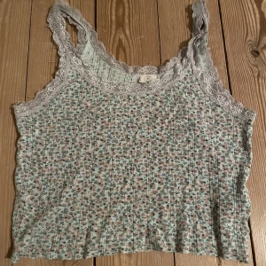 Linne från Urban outfitters - Blommigt linne från Urban outfitters. Använd, 100% bomull, väl omhändertagen.