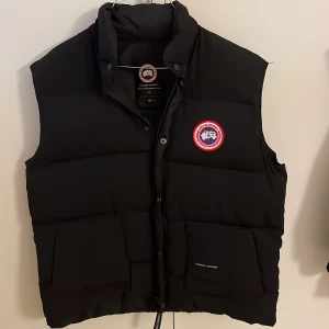 Canada Goose dunväst unisex  - ! Ej äkta ! Säljer denna canada goose dunväst som varsamt används och som är i ett nyskick. Den är unisex och håller bra mot kyla.