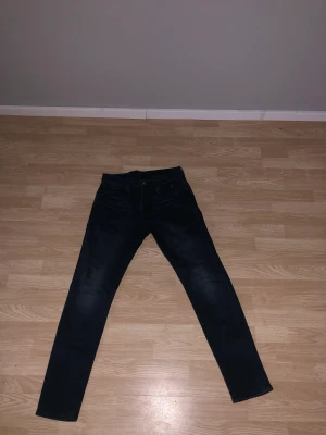 Levis jeans (512) - Levis 512 slim taper fit. Skit snygga är i 10/10 skick,ser knappar använda  ut då dom blivit använda typ 2 gånger, har inte kommit till användning då de inte riktig är min storleken.ny pris på dessa brallor är ca 650kr🤩🙌✨🥹