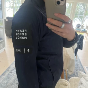 Peak Performance bomberjacka  - Säljer nu denna bomberjacka perfekt till hösten. Super skön, jättefin och är i nyskick. Nypris är 1600kr men säljer nu för 400kr, pris kan diskuteras! 