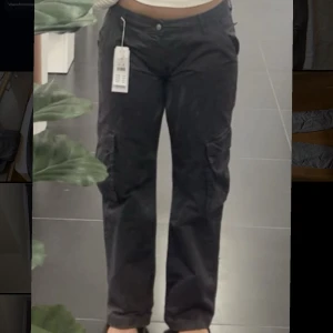 Cargobyxor från Ginatricot lowrise - Superfina cargobyxor i en fin grå färg, dock passar de inte mig i stilen längre🫶🏻