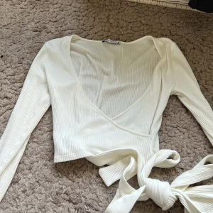 Vit långärmad topp - Köpt på Sellpy, använt en gång, har några få små fläckar, men de är inte jättesynliga, annars bra skick.