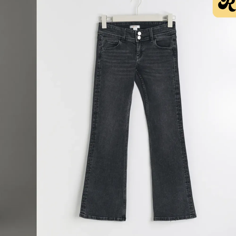 Low waist bootcut jeans ifrån Young Gina🫶🏻 I bra skick men med en liten fläck på benet. (Går knappt att se på sista bilden ens!) Originalpris 350kr  frakt ingår🙌 skriv om du vill köpa💞. Jeans & Byxor.