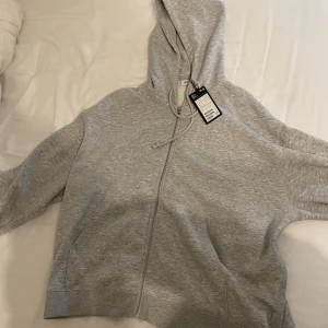 Weekday zip-hoodie - Hej säljer min helt nya zip hoodie från weekday. Hör av er vid frågor. Nypris 400kr men säljer den för 250