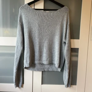 Stickad tröja - Tunn stickad tröja i en så fin blå färg!! Storlek Xs men passar Xs-M beroende på vilken passform man vill ha! Fint skick!