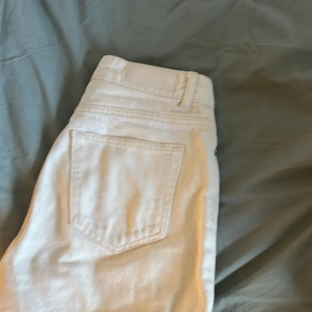 Vita/beigea jeans från bikbok, jeans från BikBok använda ett fåtal gånger i strl 25. En liten fläck på ena låret. Köpta för 599kr, säljer för 85kr. Jeans & Byxor.