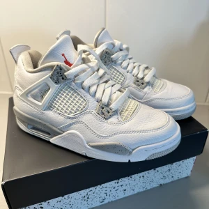 Jordans  - Säljer mina Jordan oreo white i storlek 37, använda en gång🤍