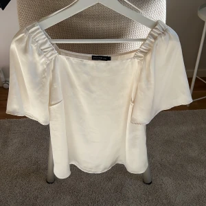 Blus - En supersöt blus i en krämvit ton som är i superfint skick