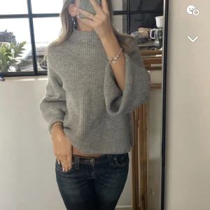 Stickad tröja - Säljer min gråa stickade tröja, jätte mysig, fin och passar till typ allt men säljer för att jag har flera likannde❤️Köptes för längesen men knappt används. Nypris: 699