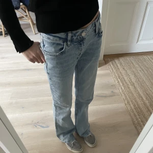 Gina tricot jeans - Jag säljer dem pga att de är lite stora vid höfterna, de är storlek 146 men passar även som 152, har aldrig använts. Original pris 299.