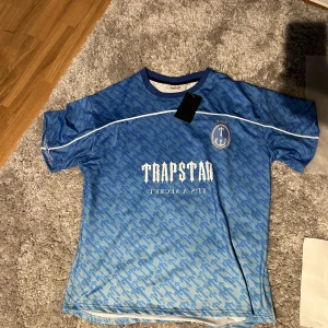 Trapstar football jersey - Helt ny med tags köpte på depop men passar inte så därför den säljs 