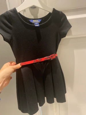 Klännning Ralph Laurent strl 104 -  Barnklänning. Avtagbart skärp 