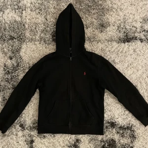 Polotröja  - Säljer min Ralph Lauren tröja för att den är för liten 