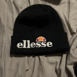 Mössa - Ellesse mössa , fint skick säljer då jag inte använder den längre 