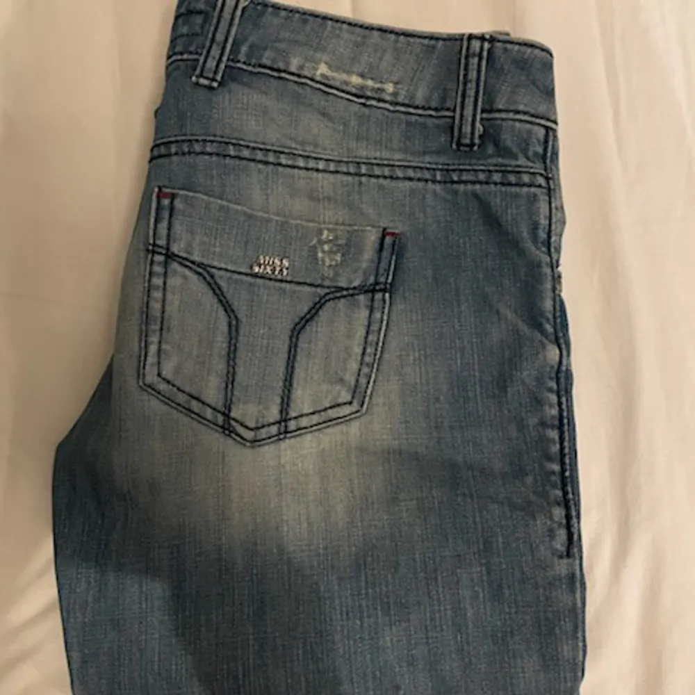 Jätte fina Miss Sixty jeans i straight fit som jag köpte second hand på Zalando! Dom är i perfekt skick och den perfekta modellen! Midjemåttet är 89cm och innerbens är 81cm! Köparen står för frakten 💕 . Jeans & Byxor.