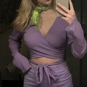 Lila knyt-topp - Endast använd en gång (på halloween). 