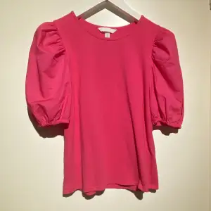 En rosa tröja med puff i ärmarna från H&M. Köpt i våras och använd 2 gånger. Är i väldigt bra skick 💓