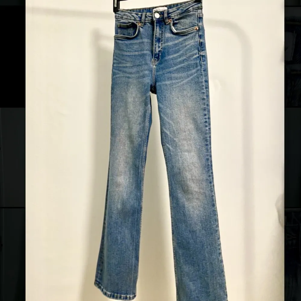 Jeans från Zara, använda tre gånger. Hög midja och flare/ utsvängda, superfina! Köpte för 379, säljer för 200 kr. . Jeans & Byxor.