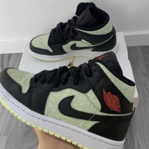 Jordans - Säljer mina jordans som inte finns att få tag på i Sverige, dom är helt oanvända i storlek 38,5 💕 nypris är ca 5000kr