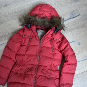 Tommy Hilfiger dunjacka strl 152 - Dunjackan i mycket fint skick. Avtagbar luva. 