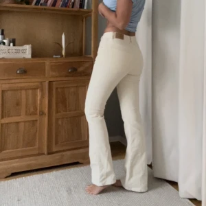 Vita Manchesterbyxor - Säljer dessa vita bootcut jeans i Manchester tyg. Såå snygga och endast använda fåtal gånger. Storlek 34 men lite stretchiga så funkar även för 36🌟