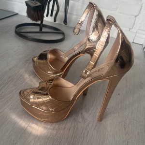 Högklackar  - Säljer mina snygga högklackar då dem bara står i hyllan och tar plats. Endast testade! Färg är Brons / Rosé. 