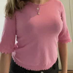 Kashmir mix Stickad kortärmad tröja - Säljer denna otroligt mjuka kortärmade Kashmir stickade tröja 🩷 tveka inte på att ställa frågor 