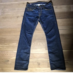 True Religion jeans  - Feta true religion jeans jag inte längre använder, skick 7/10, W32 L32 passar bra på mig som är runt 178cm. Tveka inte att skriva privat för mer bilder mått eller information! 