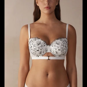 intimissimi bh  - Säljer denna populära bh! Så snygg bh från intimissimi! Prislappen kvar! Aldrig använd ❤️ Kostar 449 kr men säljer för 300kr❤️