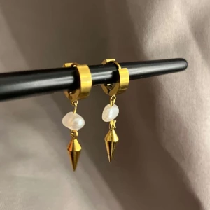 002 guld - Detta är våra 002 guld🌟💋🙌🏽 De kostar 79kr för ett örhänge och 139kr för ett par! Beställningar sker via insta DM