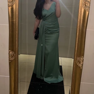 Festklänning  - Använd ett par timmar bara. 