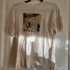 T-shirt - T-shirt från H&M. Stl xs. 