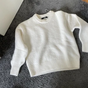 Stickad tröja - Endast provad , aldrig använd 